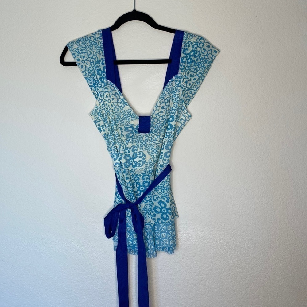 Anthropologie top Ric Rac mesh tie size medium blue cream